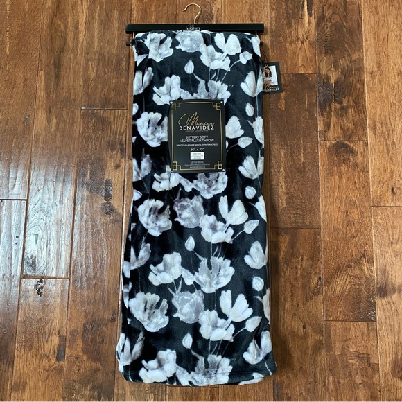 Floral Plush Throw Blanket 60x70" - Picture 2 of 7